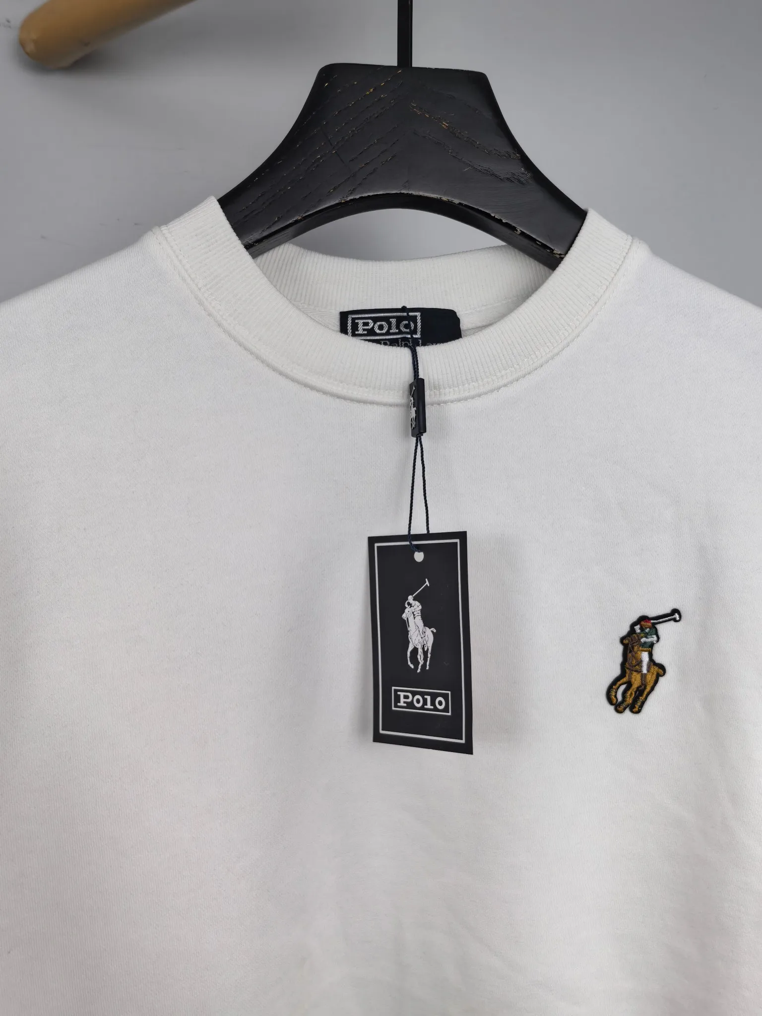 P340 POLO Ralph Lauren 2025 Autumn and Winter New Design Sweatshirt Official website synchronized! This T-shirt combines minimalist design with exquisite details. The oversize trim is reminiscent of Tyrolean dress details, summoning modern new ideas, creating a different conceptual pattern, and injecting rich connotation into the traditional cotton T-shirt. The LOGO on the front graphic webbing is unique and makes the brand more distinguished. It highlights the style of a big brand, sets off the minimalist design style, and reveals the elegance at a glance! As a brand that pursues design and tailoring techniques, the materials used will never disappoint! The body of this shirt is made of Solona cotton blended 400g fabric, which is noble and exquisite. The cotton surface is full, soft and skin-friendly. In short, such a classic style is a must-have for autumn and winter! M-4XL